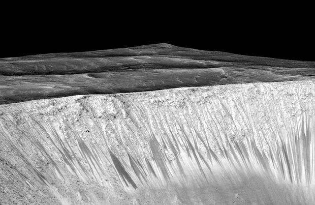 Image Credit: NASA/JPL-Caltech/Univ. of Arizona Image Credit: NASA/JPL-Caltech/Univ. of Arizona