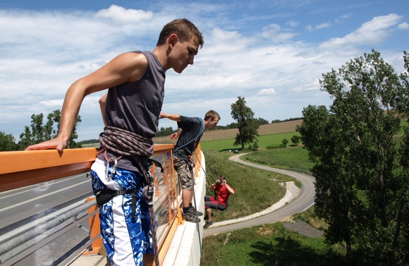Skoky se různí podle uchycení lana