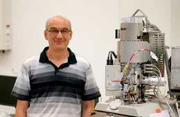 Tubus NICol a jeden z jeho tvůrců Lubomír Tůma (FEI Company)
