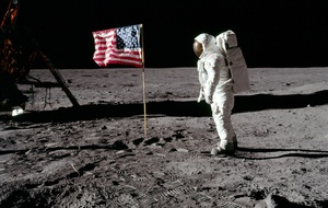 Americký kosmonaut s vlajkou Americký kosmonaut s vlajkou