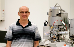 Tubus NICol a jeden z jeho tvůrců Lubomír Tůma (FEI Company) Tubus NICol a jeden z jeho tvůrců Lubomír Tůma (FEI Company)